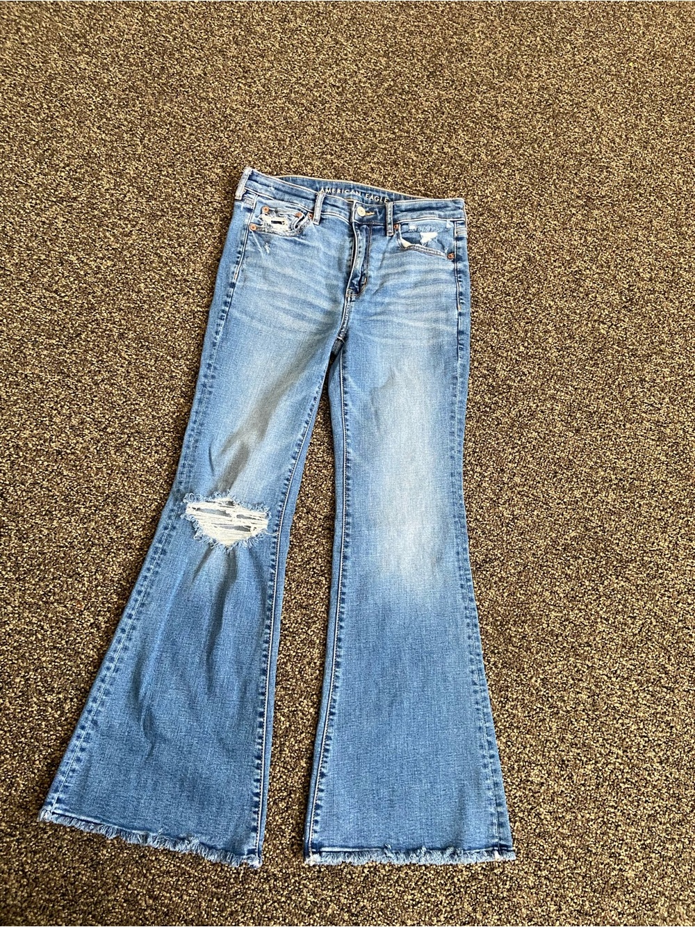 American Eagle Super Hi-Rise Flare Jeans Distressed Raw Hem Size 4 Short - Picture 2 of 16